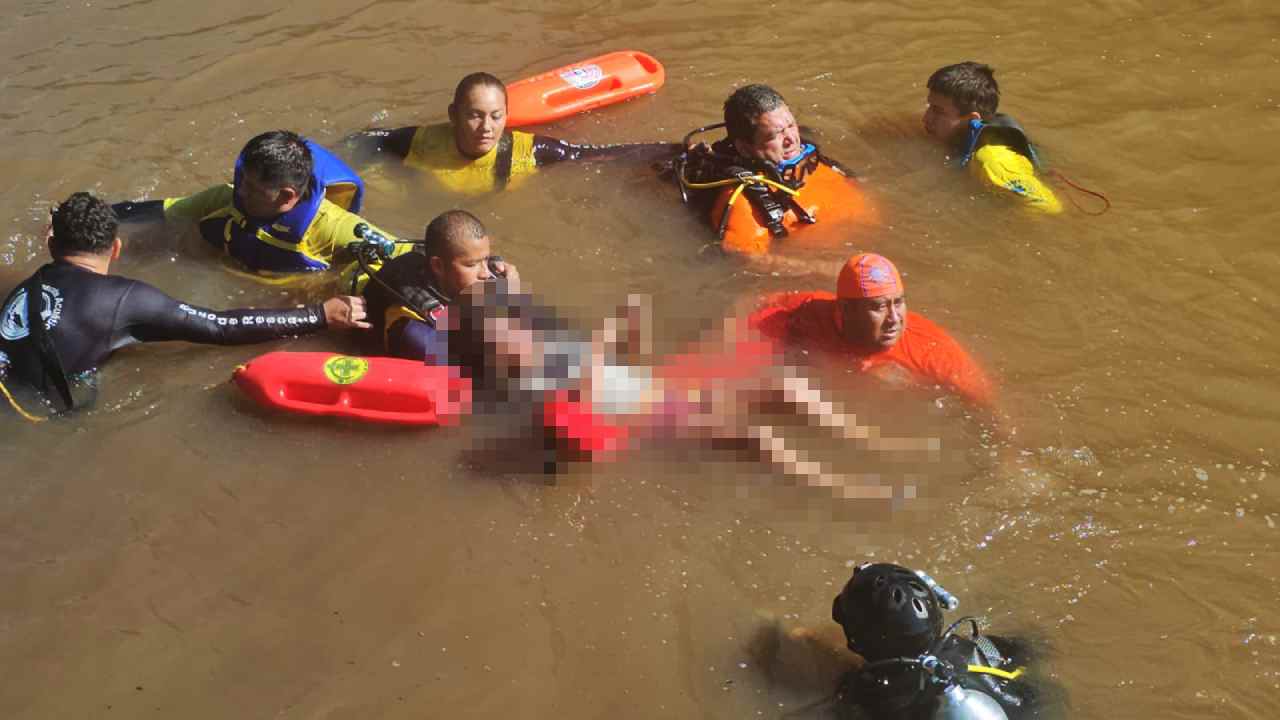 Cuerpos de socorro de Sonsonate realizaron las labores de recuperación en el área del puente Bandera tras el reporte de inmersión. Foto: Comandos de Salvamento