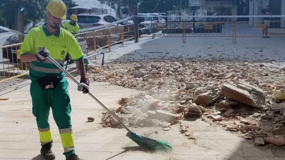 Residentes de Granada permanecen en espacios públicos tras las evacuaciones preventivas por los sismos. Foto: Ayuntamiento de Granada