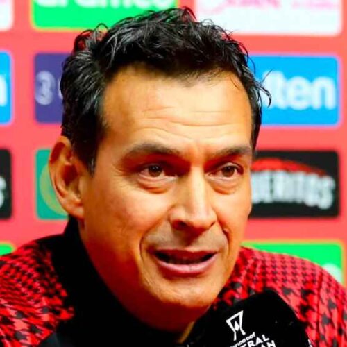 Mario Acevedo, técnico de Municipal, confía en la preparación de su equipo para el duelo ante FAS. Foto: Facebook / Rojos