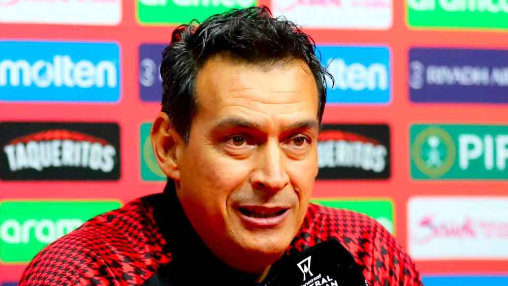Mario Acevedo, técnico de Municipal, confía en la preparación de su equipo para el duelo ante FAS. Foto: Facebook / Rojos