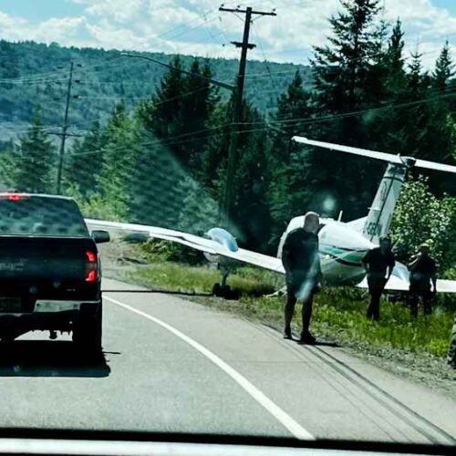 La aeronave impactó contra dos vehículos en Foothills Boulevard; según familiares de una de las afectadas, el avión aterrizó sobre su automóvil y los propulsores dañaron el techo, aunque afortunadamente las ocupantes resultaron ilesas pese a la gravedad del suceso. Foto: Reddit
