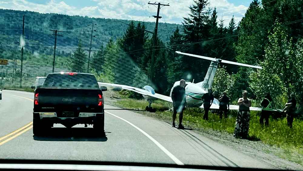 La aeronave impactó contra dos vehículos en Foothills Boulevard; según familiares de una de las afectadas, el avión aterrizó sobre su automóvil y los propulsores dañaron el techo, aunque afortunadamente las ocupantes resultaron ilesas pese a la gravedad del suceso. Foto: Reddit