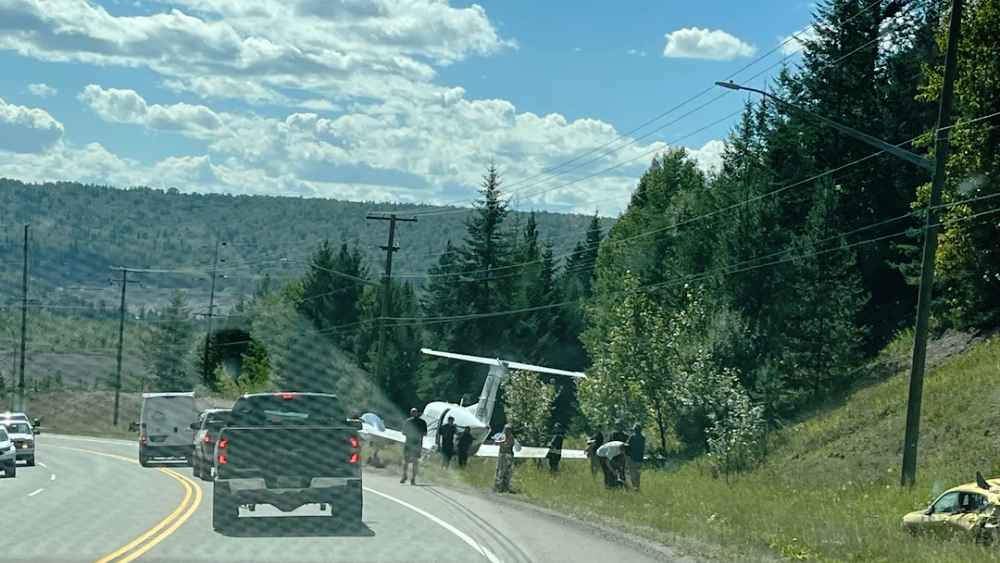La aeronave impactó contra dos vehículos en Foothills Boulevard; según familiares de una de las afectadas, el avión aterrizó sobre su automóvil y los propulsores dañaron el techo, aunque afortunadamente las ocupantes resultaron ilesas pese a la gravedad del suceso. Foto: Reddit
