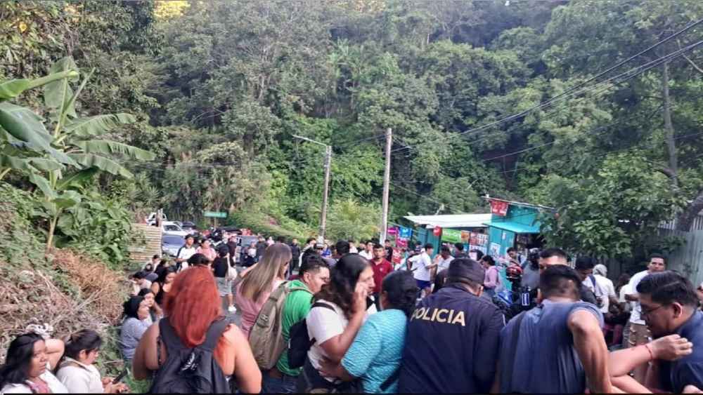 Bus volcado en la carretera hacia Comasagua, La Libertad, tras accidente vial. Foto: Cortesía