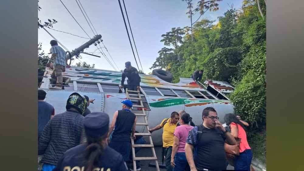 Bus volcado en la carretera hacia Comasagua, La Libertad, tras accidente vial. Foto: Cortesía