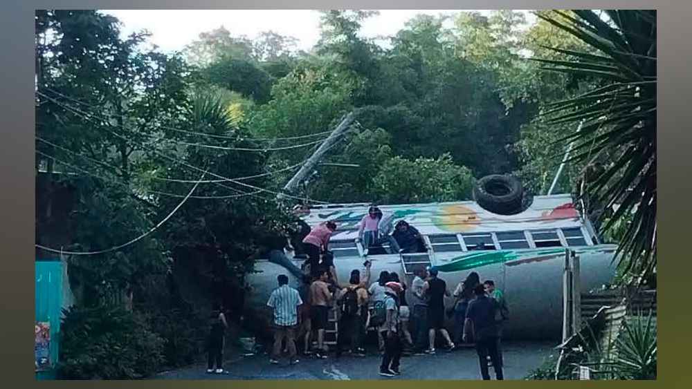 Bus volcado en la carretera hacia Comasagua, La Libertad, tras accidente vial. Foto: Cortesía