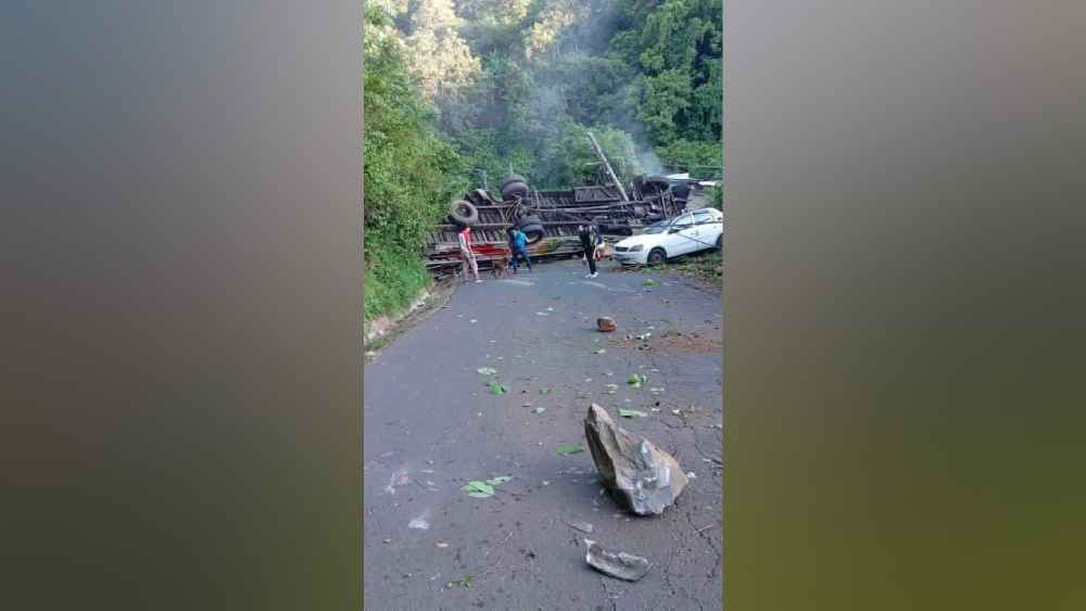 Bus volcado en la carretera hacia Comasagua, La Libertad, tras accidente vial. Foto: Cortesía