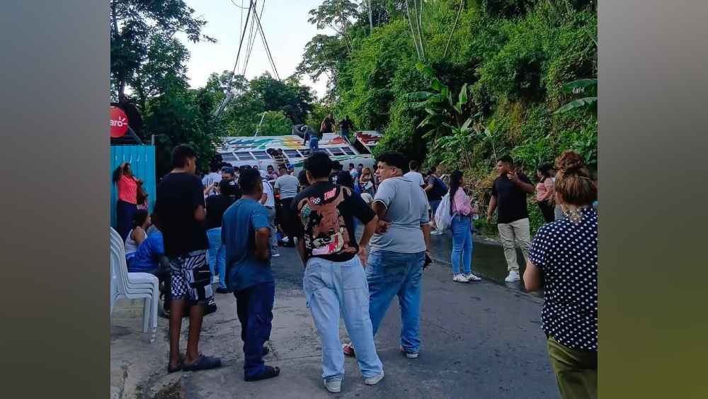 Bus volcado en la carretera hacia Comasagua, La Libertad, tras accidente vial. Foto: Cortesía