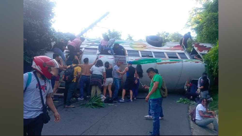 Bus volcado en la carretera hacia Comasagua, La Libertad, tras accidente vial. Foto: Cortesía