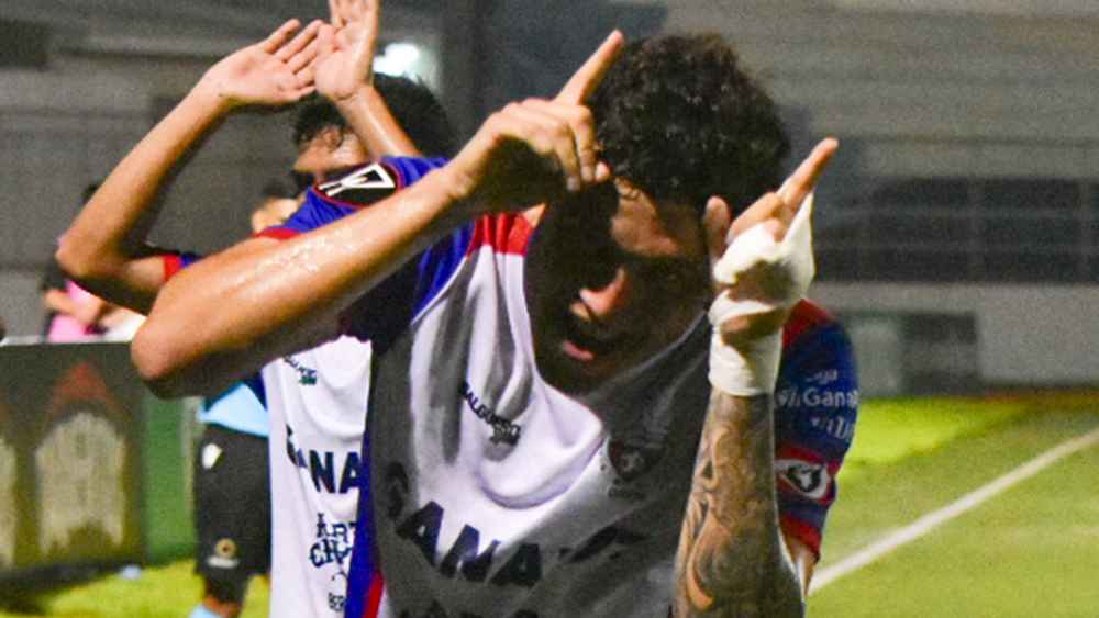 Styven Vásquez celebra el gol de la victoria para el Firpo frente a la Liga Deportiva Alajuelense. Foto: @cdlafirpo_sv