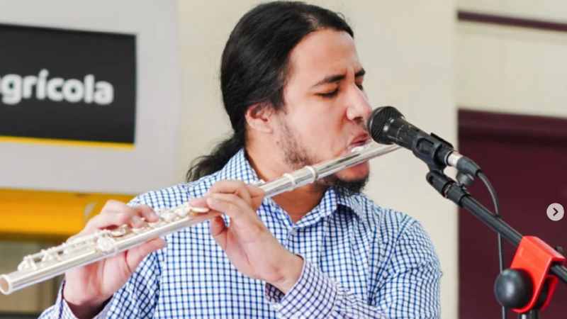 Rod Staccato durante una de sus presentaciones en la Plaza Gerardo Barrios, convirtiendo el Centro Histórico en su sala de conciertos. Foto: Instagram / @rod_staccato