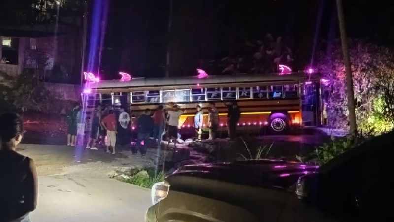 Ciudadanos se unieron para rescatar un bus atrapado en el lodo tras el desborde del arroyo El Jocote. Foto: Facebook