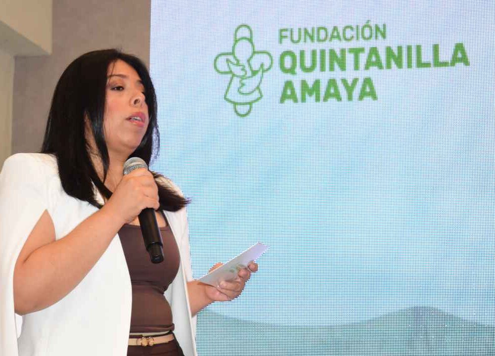 La labor de la fundación se desarrolla actualmente en 33 comunidades salvadoreñas. Directora ejecutiva de la Fundación Quintanilla Amaya presentando resultados de impacto social en San Salvador. Foto: jjlopezt