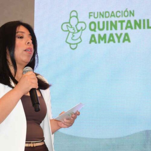 La labor de la fundación se desarrolla actualmente en 33 comunidades salvadoreñas. Directora ejecutiva de la Fundación Quintanilla Amaya presentando resultados de impacto social en San Salvador. Foto: jjlopezt