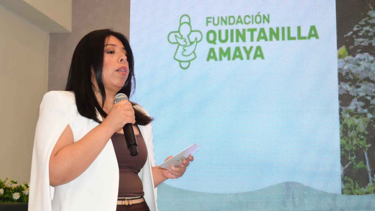 La labor de la fundación se desarrolla actualmente en 33 comunidades salvadoreñas. Directora ejecutiva de la Fundación Quintanilla Amaya presentando resultados de impacto social en San Salvador. Foto: jjlopezt