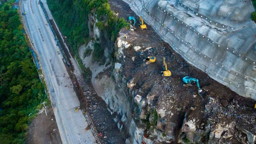 Maquinaria institucional ejecuta labores de despeje y retiro de rocas en la zona de intervención del proyecto vial. MOP