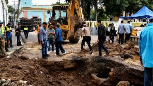 El uso de equipo de protección personal es indispensable para quienes trabajan en zonas de construcción. Captura de pantalla.