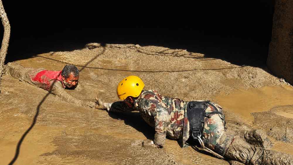 Equipos de rescate trabajan entre el lodo en la zona fronteriza entre Nepal y China tras el colapso glaciar. Foto: Gobierno de Nepal / Ministerio del Interior
