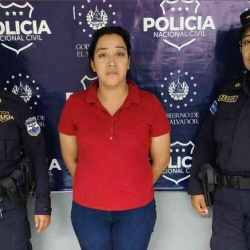 Mónica Yasmin Moisés Girón, alias "Crazy", fue capturada en Sonsonate tras ser identificada como miembro de la 18S. Foto: PNC