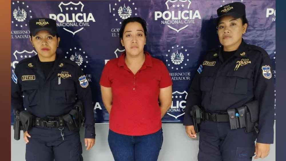 Mónica Yasmin Moisés Girón, alias "Crazy", fue capturada en Sonsonate tras ser identificada como miembro de la 18S. Foto: PNC