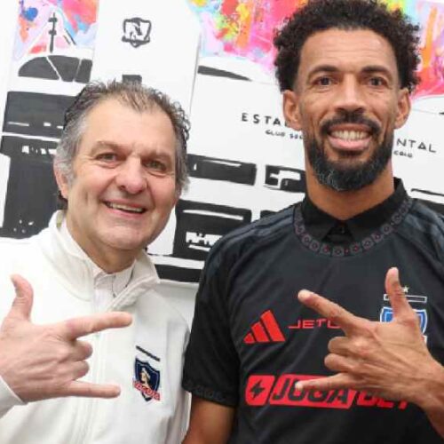 El presidente Aníbal Mosa junto a Vozinha tras sellar su vínculo oficial con Colo-Colo este 4 de agosto. Foto: @ColoColo