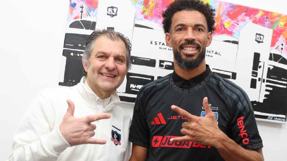 El presidente Aníbal Mosa junto a Vozinha tras sellar su vínculo oficial con Colo-Colo este 4 de agosto. Foto: @ColoColo