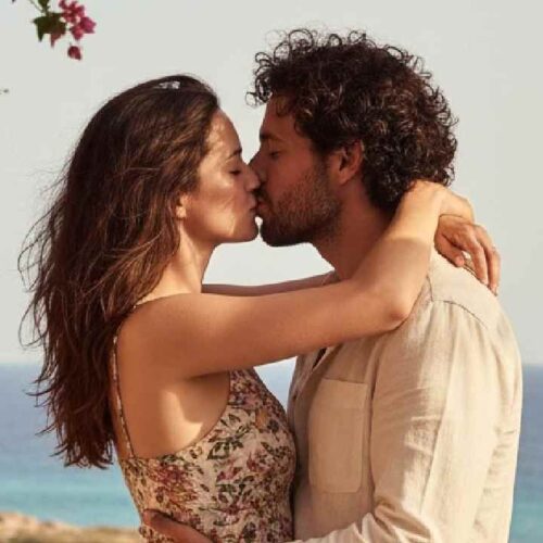 Ana de Armas y Beto Montenegro fueron fotografiados juntos en Formentera, España. Ilustración IA