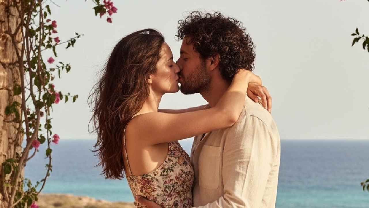 Ana de Armas y Beto Montenegro fueron fotografiados juntos en Formentera, España. Ilustración IA