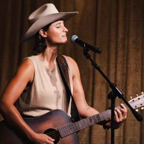 Angie K, la cantautora salvadoreña que ha conquistado el corazón de Nashville, se presenta este 29 de agosto. facebook.com/officialangiek