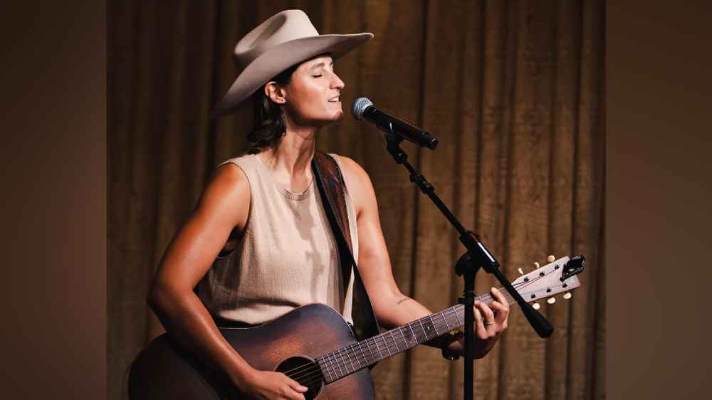 Angie K, la cantautora salvadoreña que ha conquistado el corazón de Nashville, se presenta este 29 de agosto. facebook.com/officialangiek