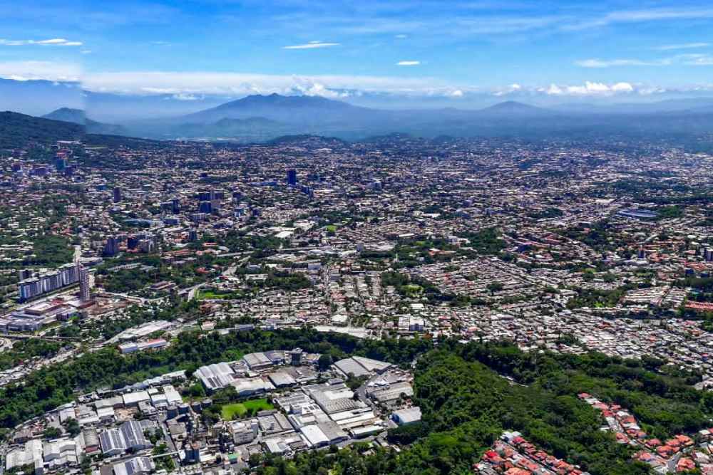 El Ministerio de Medio Ambiente recomienda precaución ante el calor intenso y posibles lluvias sectorizadas durante este fin de semana. (Foto: MARN)
