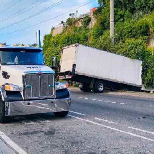 Grúas del MOP realizaron maniobras para retirar el vehículo pesado que obstaculizó el paso en la Carretera de Oro. Foto: X.com