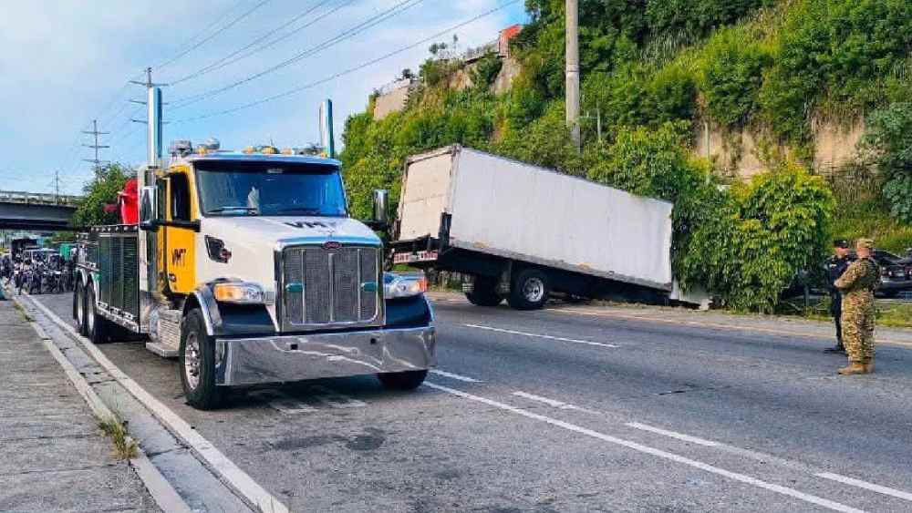 Grúas del MOP realizaron maniobras para retirar el vehículo pesado que obstaculizó el paso en la Carretera de Oro. Foto: X.com