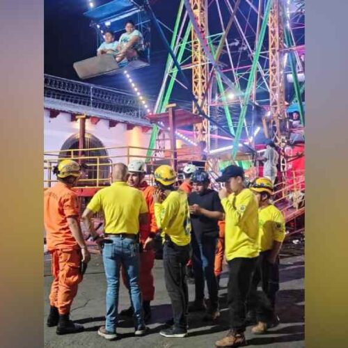 Equipos de emergencia trabajaron esta noche para rescatar a las 18 personas atrapadas en una rueda de Chicago en Izalco. Foto: x.com