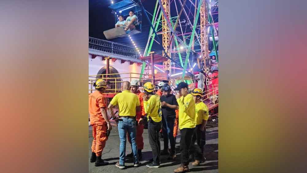 Equipos de emergencia trabajaron esta noche para rescatar a las 18 personas atrapadas en una rueda de Chicago en Izalco. Foto: x.com