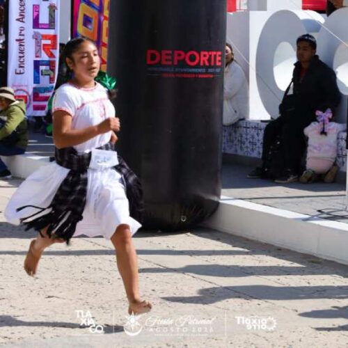 Ester Zárate cruzó la meta tras 14 kilómetros de recorrido en la Mixteca, honrando su vestimenta tradicional. Foto. Facebook / @HeroicaCiudadTlaxiaco
