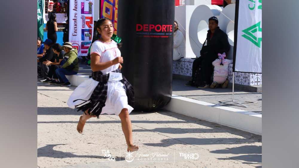 Ester Zárate cruzó la meta tras 14 kilómetros de recorrido en la Mixteca, honrando su vestimenta tradicional. Foto. Facebook / @HeroicaCiudadTlaxiaco