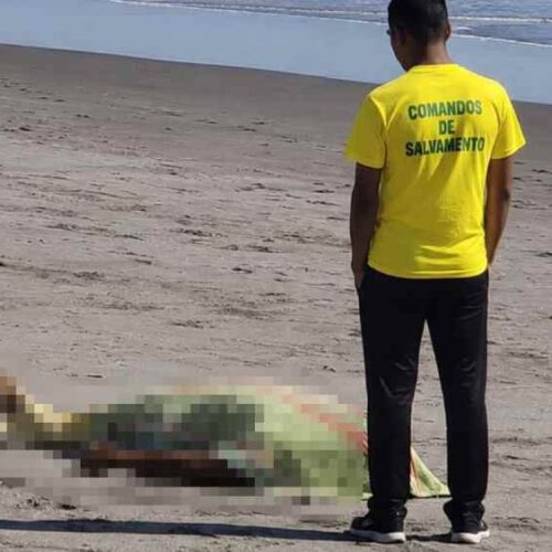 Equipos de emergencia confirmaron el fallecimiento del turista colombiano tras ser rescatado por particulares en Playa Toluca. Foto. Comandos de Salvamento