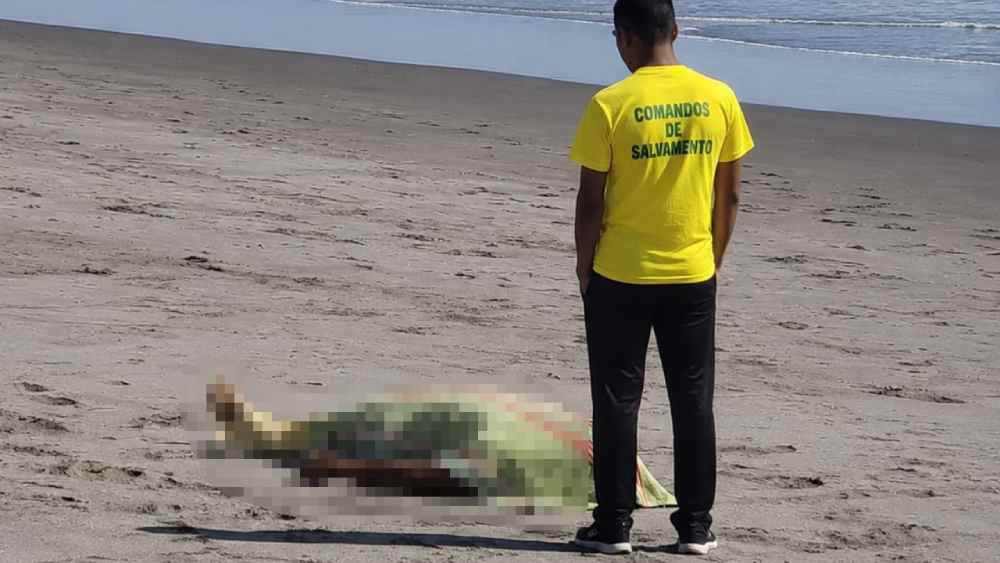 Equipos de emergencia confirmaron el fallecimiento del turista colombiano tras ser rescatado por particulares en Playa Toluca. Foto. Comandos de Salvamento