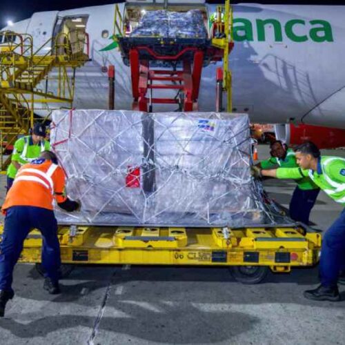 Personal aeroportuario y autoridades locales reciben el primer cargamento de insumos enviado desde El Salvador a Cali. Foto: Presidencia de El Salvador