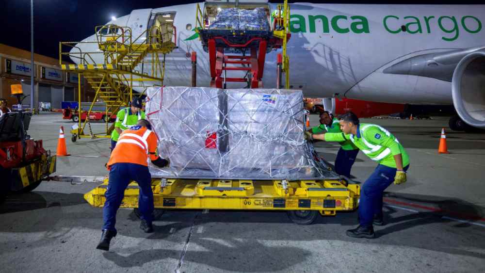 Personal aeroportuario y autoridades locales reciben el primer cargamento de insumos enviado desde El Salvador a Cali. Foto: Presidencia de El Salvador