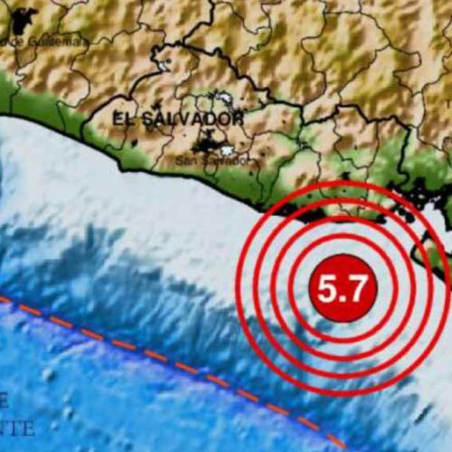 Personal del Observatorio de Amenazas monitorea el epicentro del sismo registrado esta tarde frente a las costas de Usulután. Foto: Ambiente.