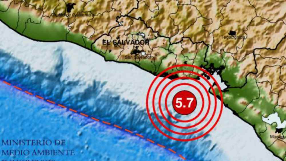 Personal del Observatorio de Amenazas monitorea el epicentro del sismo registrado esta tarde frente a las costas de Usulután. Foto: Ambiente.