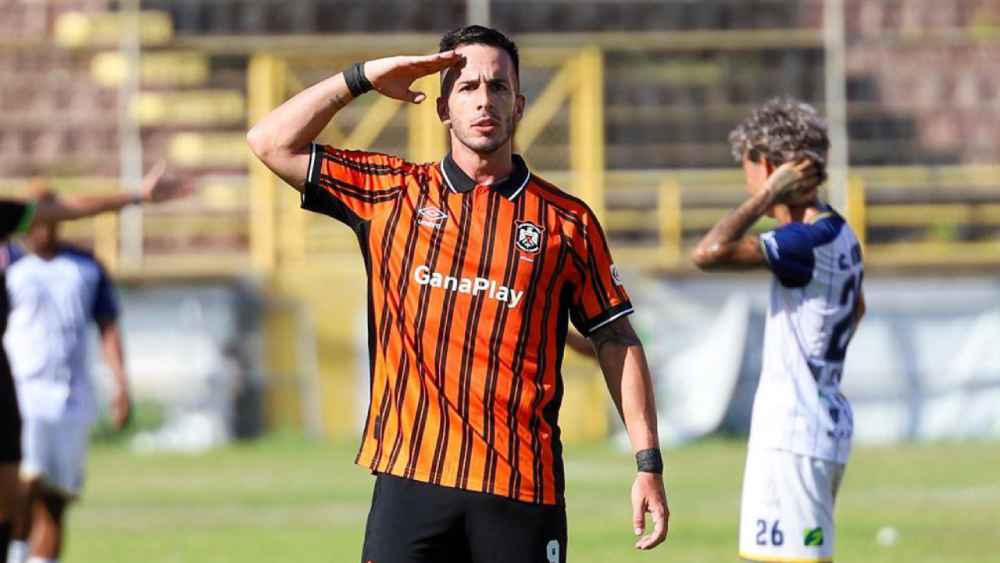 Federico Andrada celebra uno de sus tres goles en la goleada 4-1 ante el Fuerte San Francisco. Foto: LaPrimera @primerafutboles