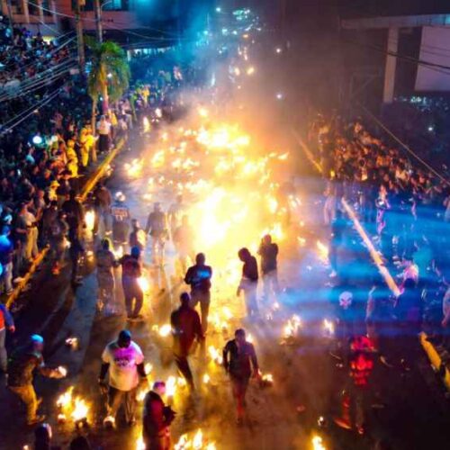 Los boleros de Nejapa lanzan las esferas encendidas en la 104.ª edición de la tradición. Foto: José Urbina 🇸🇻 @joseurbinasv Alcalde de San Salvador Oeste, Apopa y Nejapa