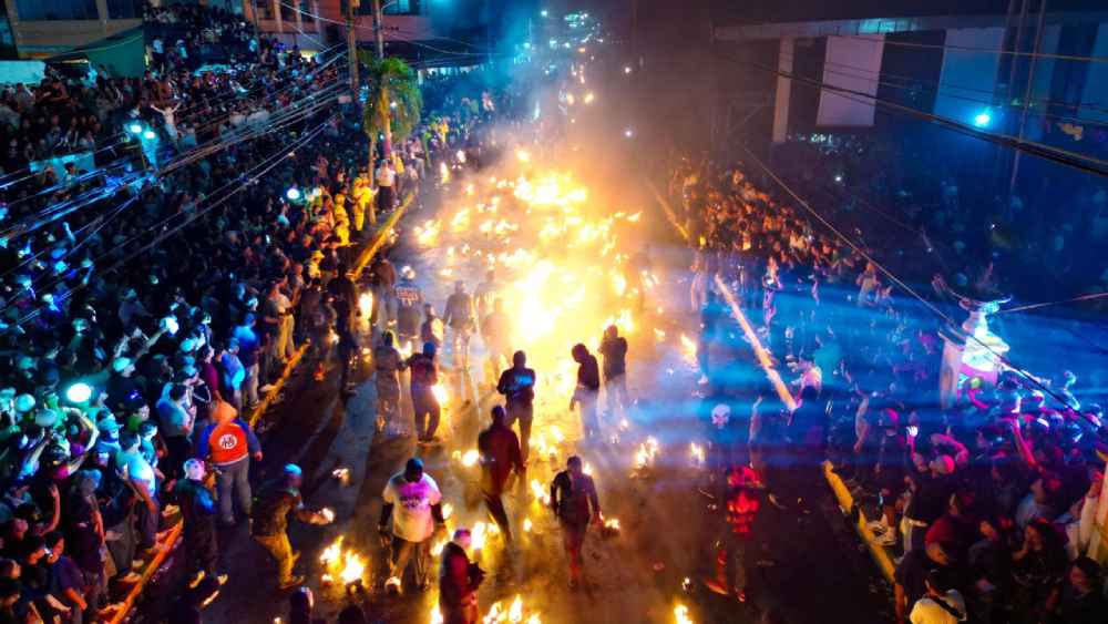 Los boleros de Nejapa lanzan las esferas encendidas en la 104.ª edición de la tradición. Foto: José Urbina 🇸🇻 @joseurbinasv Alcalde de San Salvador Oeste, Apopa y Nejapa