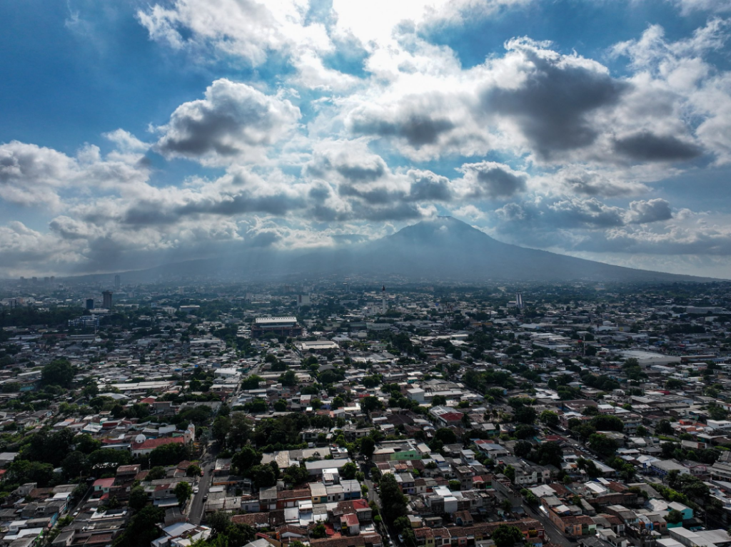 El Ministerio de Medio Ambiente advirtió sobre lluvias y tormentas vespertinas acompañadas de actividad eléctrica y ráfagas de viento en El Salvador. Las precipitaciones se extenderán hasta la madrugada. Foto: MARN.