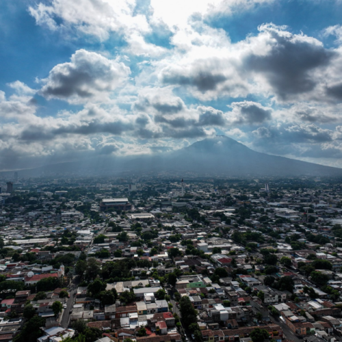 El Ministerio de Medio Ambiente advirtió sobre lluvias y tormentas vespertinas acompañadas de actividad eléctrica y ráfagas de viento en El Salvador. Las precipitaciones se extenderán hasta la madrugada. Foto: MARN.