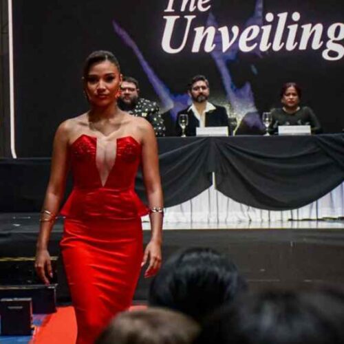 La primera generación de diseñadores de alta costura del Instituto Haute Couture celebra su graduación en San Salvador. Foto: SDP.