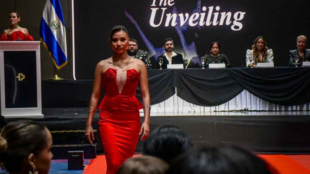 La primera generación de diseñadores de alta costura del Instituto Haute Couture celebra su graduación en San Salvador. Foto: SDP.